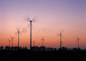 Windraeder zur Stromerzeugung inmitten von Feldern