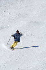Ein Skifahrer auf der Piste des Gipfels Nair