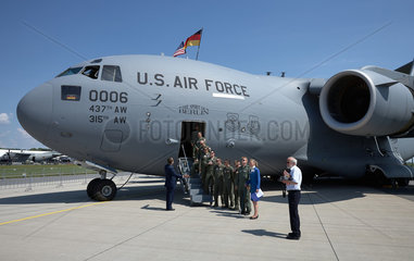Schoenefeld  Deutschland  Soldaten bei einer Boeing C-17 auf der ILA 2014