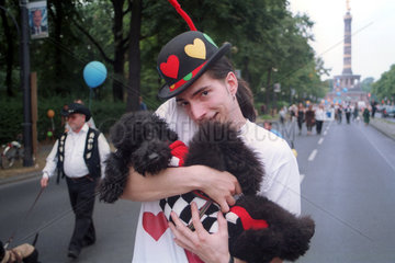 Fiffi-Parade in Berlin: Ein Hundehalter traegt seinen Pudel spazieren