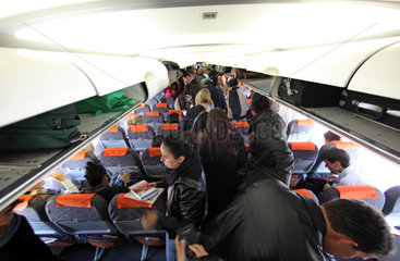 Luton  Grossbritannien  Passagiere in einer Flugzeugkabine