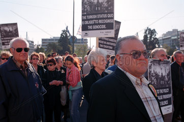 Athen  Menschen demonstrieren am Gedenktag