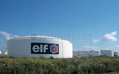 Vorratstanks der Raffinerie in Leuna mit Elf-Logo  Deutschland