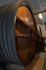 Guebwiller  Frankreich  alte Eichenfaesser in der Weinkelterei Domaines Schlumberger