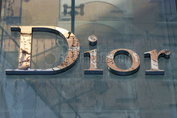 Logo der Modefirma Dior an einer Hauswand in Hong Kong