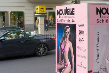 Berlin  Deutschland  Werbung von Nouvelle und Personen in einem BMW-Cabriolet