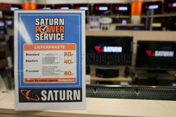 Berlin  Deutschland  Fernseherabteilung des Elektrofachmarktes Saturn am Potsdamer Platz