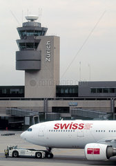 Flughafen Zuerich mit Flugzeug der Swiss Air Lines