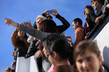 New York City  USA  Touristen auf der Faehre nach Liberty Island stehen an der Reling
