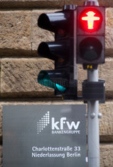Berlin  Deutschland  rote Ampel vor der KfW Bank