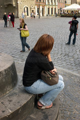 Posen  Polen  junge Frau sitzt wartend am Alten Markt