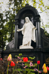 Berlin  Deutschland  Jesusfigur auf dem Friedhof der Franz.-Ref. Gemeinde