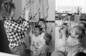 Berlin  DDR  Kinder und Erzieherin in einer Kindertagesstaette
