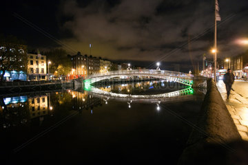 Dublin  Irland  die Half Penny Bridge ueber der Liffey bei Nacht