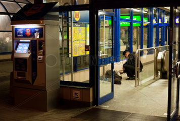 Warschau  Polen  Security kuemmert sich um einen Betrunkenen an einer Metrostation