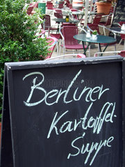 Berlin  Deutschland  Tafel mit der Aufschrift Berliner Kartoffelsuppe