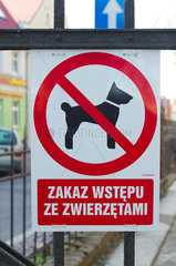 Treptow an der Rega  Polen  Hundeverbotsschild an einem Zaun