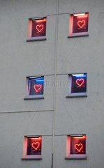 Frankfurt am Main  Deutschland  Fenster eines Bordells mit Herzen