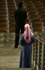 Berlin  Muslimin mit Kopfbedeckung
