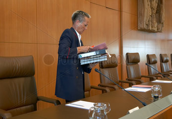Karlsruhe - Oberamtsmeisterin mit Prozessakten am Bundesverfassungsgericht
