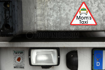 Braunschweig  Deutschland  Aufkleber mit der Aufschrift: Mom's Taxi auf einem Lkw