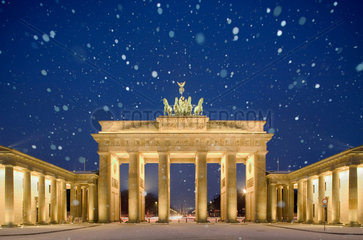 Berlin  Brandenburger Tor im Schnee