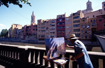 Kuenstler vor dem Panorama der spanischen Stadt Girona
