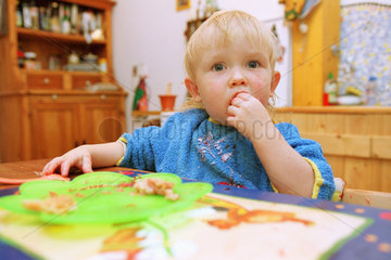 Kleinkind beim Essen am Tisch