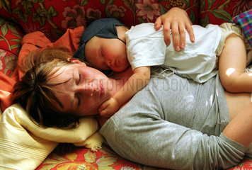 Kleinkind und Mutter beim Mittagsschlaf in Schweden