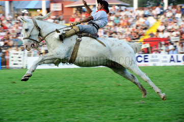 Jesus Maria  Argentinien  Reiter versucht sich auf einem buckelnden Pferd zu halten