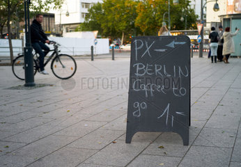 Berlin  Deutschland  Schild eines Geschaeftes mit Coffeee to go