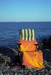 Ein leerer Liegestuhl am Strand von Nizza