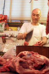 Macau  China  Fleischer zerteilt Fleisch