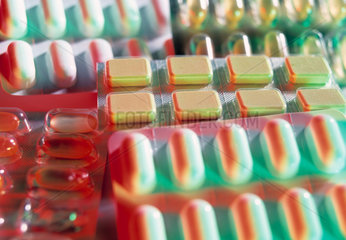 Medikamente in Blisterpackungen mit farbigem Licht