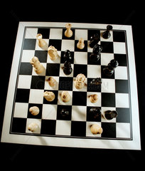 Blick von oben auf ein Schachspiel