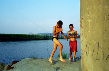 Jungen spielen mit Wasserpistole am Dunajec  Polen
