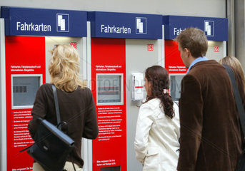 Koeln  Reisende an Fahrkartenautomaten
