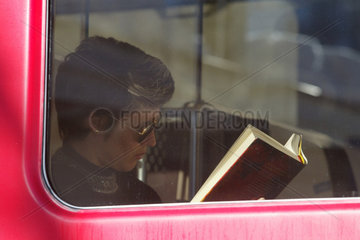 Eine Frau liest ein Buch in einem Zug