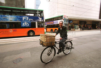 Ein einsamer Fahrradfahrer in Hongkong