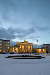 Berlin  Brandenburger Tor im Schnee bei Daemmerung