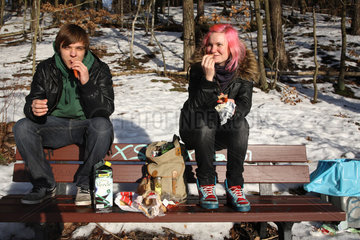 Berlin  Deutschland  ein junges Paar macht Picknick im Schnee