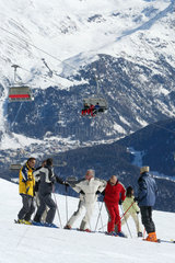 Skifahrer auf der Piste des Gipfels Nair bei St. Moritz