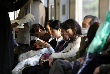 Kamakura  Japan  Menschen sitzen in einem Zugabteil