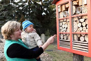 Neuhausen  Deutschland  Oma zeigt ihrem Enkel ein Insektenhaus