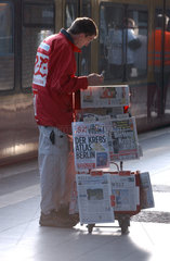 Berlin  mobiler Zeitungsverkaeufer