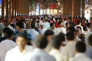 Menschen in einem Souq im Zentrum der Altstadt von Dubai