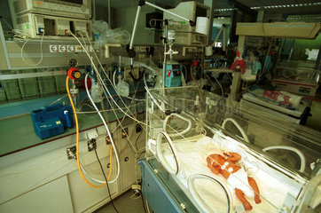 Ein Kind im Inkubator