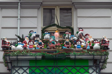 Berlin  Weihnachtsdekoration auf Balkon