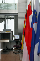 Polen  Warschau  der Haupteingang mit Sicherheitskontrolle der EU-Agentur FRONTEX