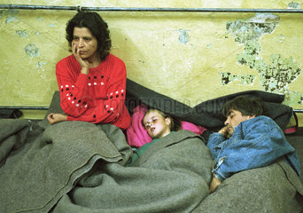 Travnik  Bosnien und Herzegowina  bosnische Fluechtlinge erschoepft auf dem Boden eines Kellers